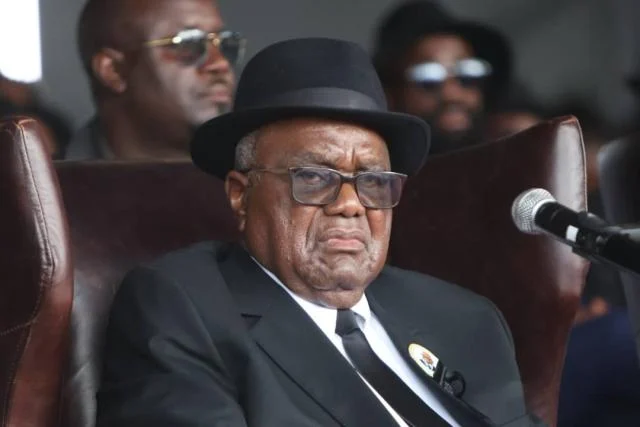 Angolan Insta Ex-Presidente da Namíbia insta Angola a agir face à crise infantil na ...