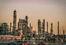 Produção de petróleo nos EUA atinge o pico: implicações para Angola e o mercado Global